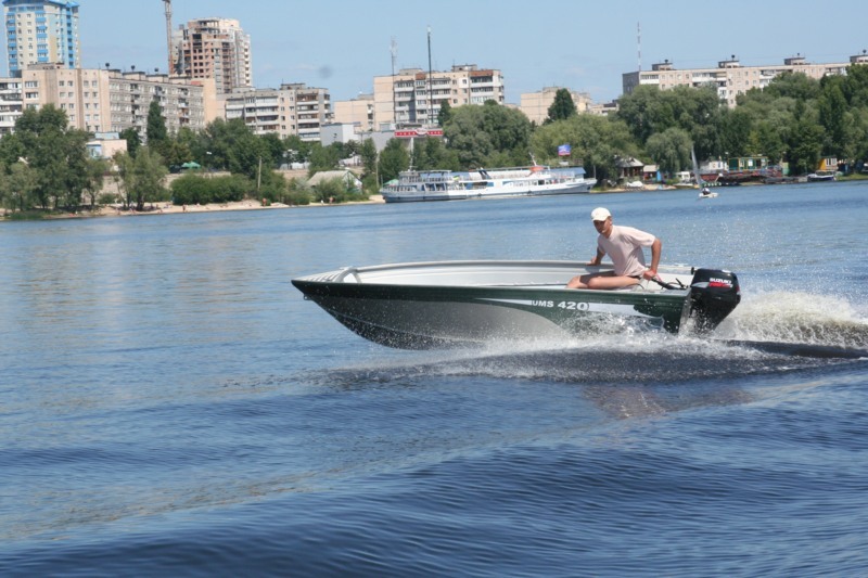 Катер TUNA UMS 420 M